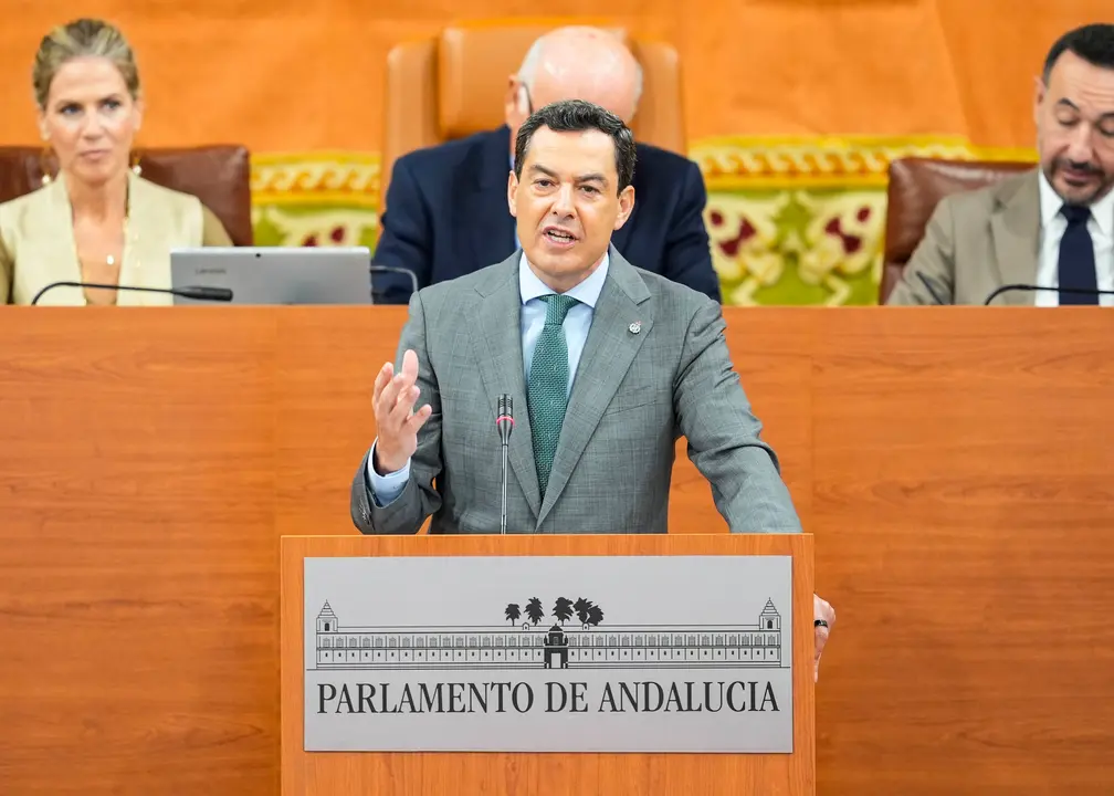 El presidente de la Junta en funciones y candidato a la reelecci&oacute;n, Juanma Moreno / Parlamento de Andaluc&iacute;a