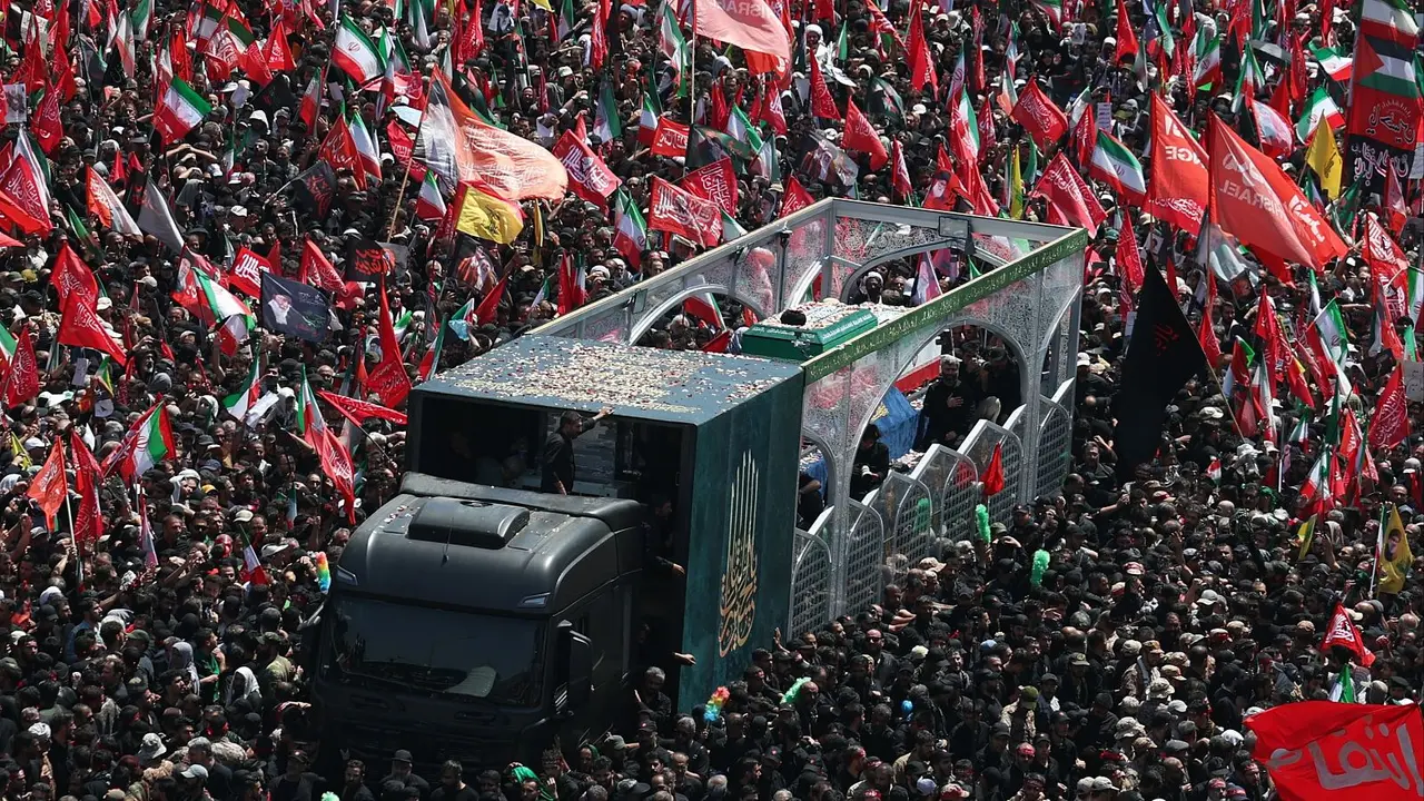 Miles de personas despiden a Al&iacute; Jamene&iacute; en una procesi&oacute;n con su f&eacute;retro por las calles de Teher&aacute;n. Iran International TV