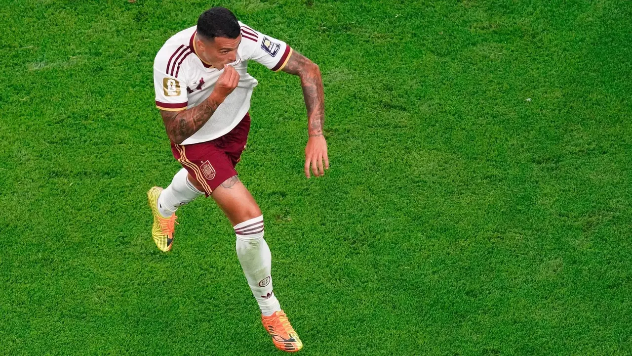 Pedro Porro se besa el escudo en la celebraci&oacute;n del 0-2 ante Francia