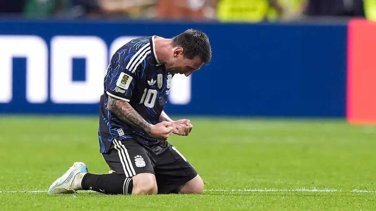 Leo Messi celebrando con euforia la remontada ante Inglaterra en semifinales