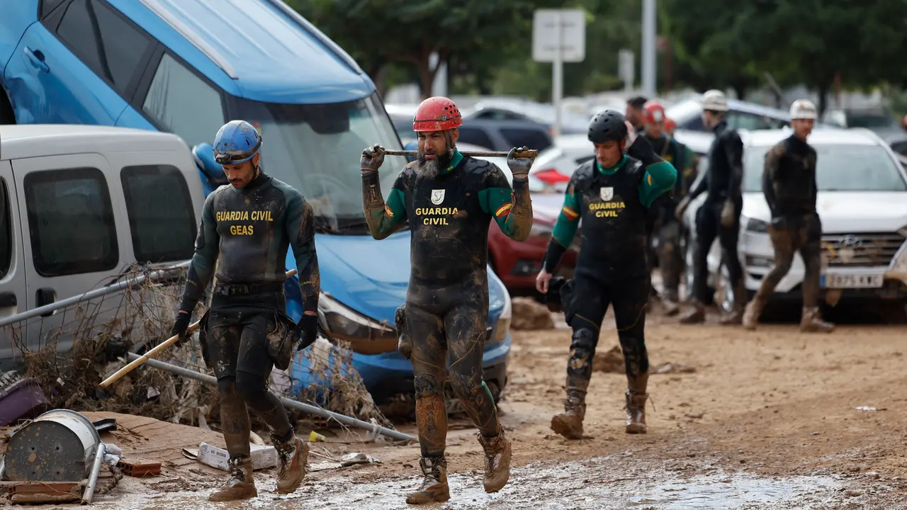 Miembros de la Guardia Civil en el desastre de la dana / EFE