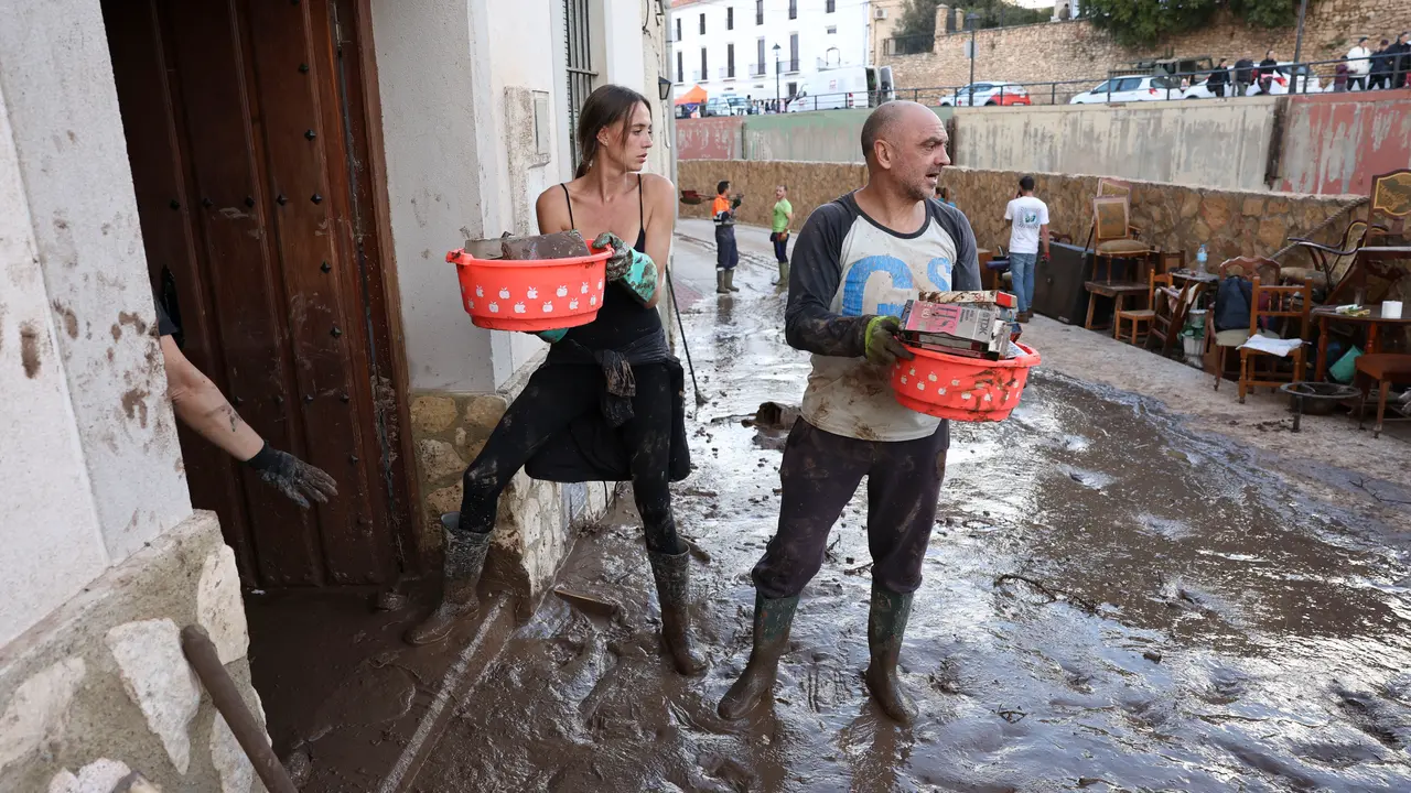 Vecinos limpian sus viviendas de barro y escombros / Agencia EFE
