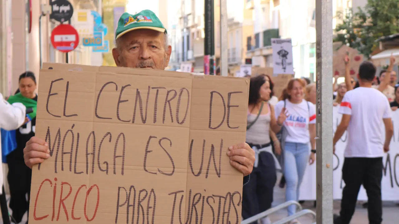 Un vecino sosteniendo una pancarta en la calle Carreter&iacute;a de M&aacute;laga, en una manifestaci&oacute;n por la vivienda / Universitas