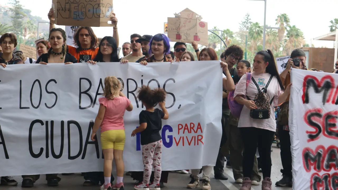 Unas ni&ntilde;as, repasando las letras de la pancarta / Pen&iacute;nsula