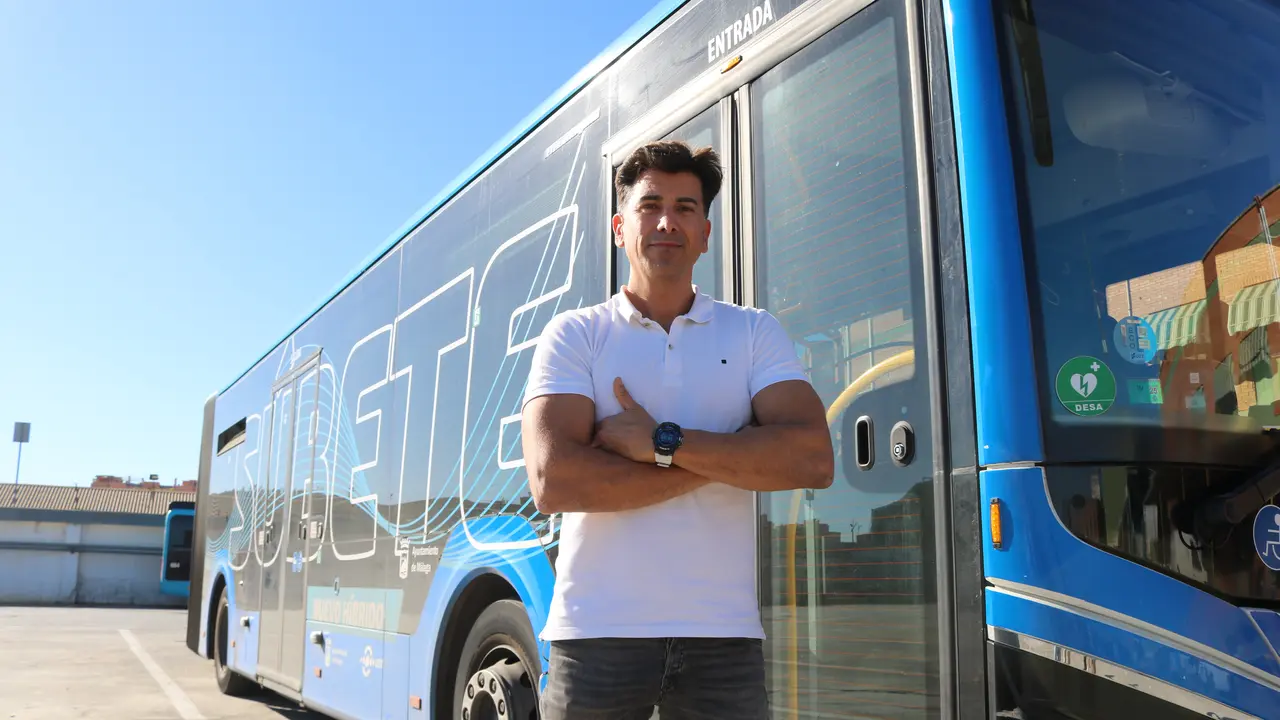 Javier Luque, en la cochera de la EMT / Pen&iacute;nsula