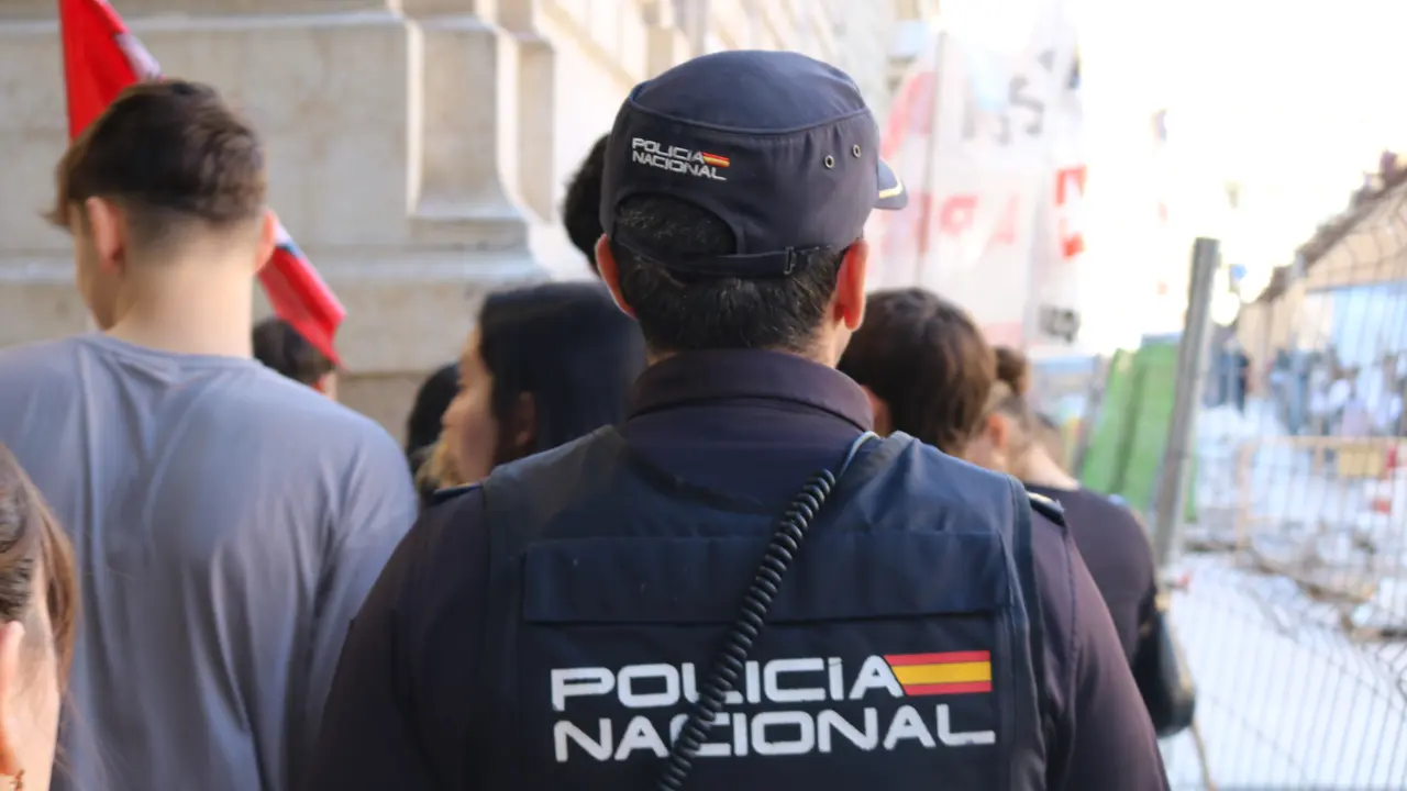 Un agente de Polic&iacute;a Nacional, en servicio / Universitas