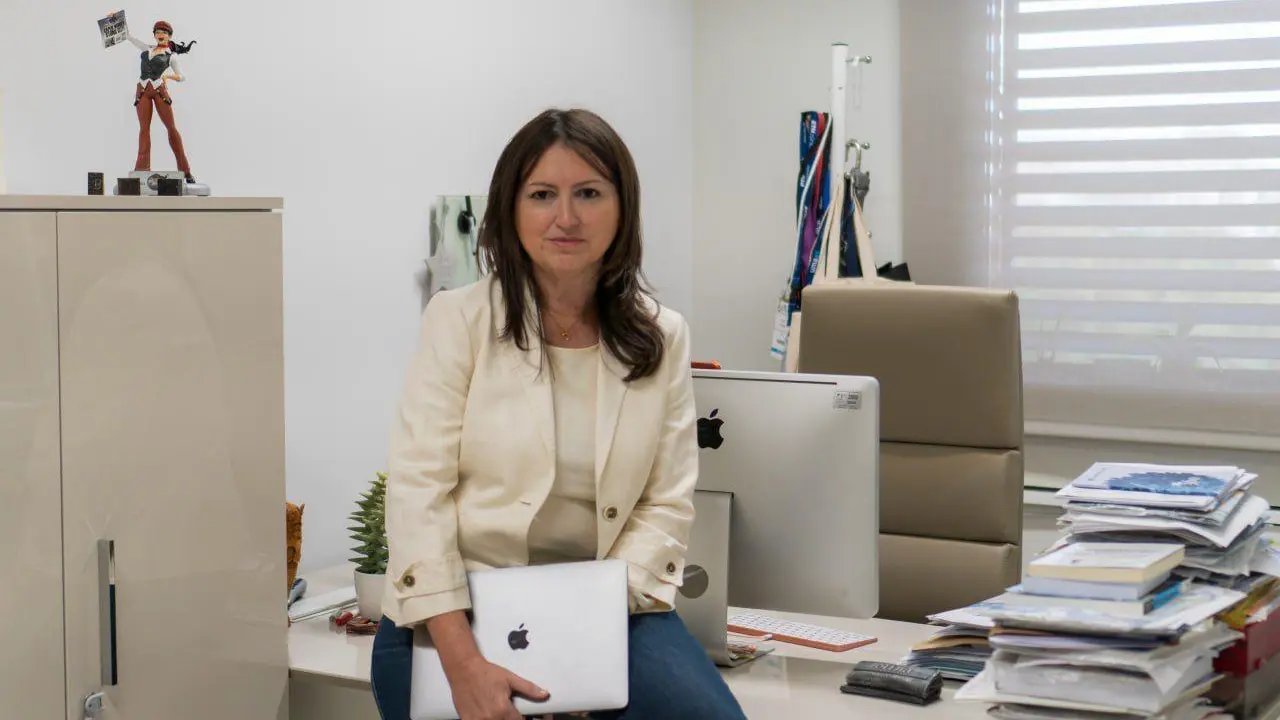 Bella Palomo, sentada en la mesa de su despacho / Universitas
