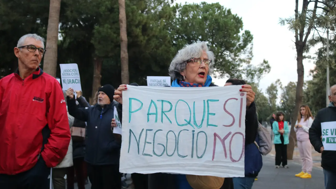 Una vecina sostiene una pancarta en la manifestaci&oacute;n de ayer domingo / Pen&iacute;nsula