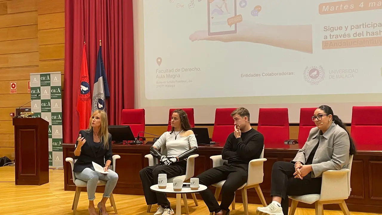 La periodista Bel&eacute;n Mart&iacute;n, junto a los influencers Sarah Almagro, Alejandro Ortega y Noelia Ruiz. / UNIVERSITAS