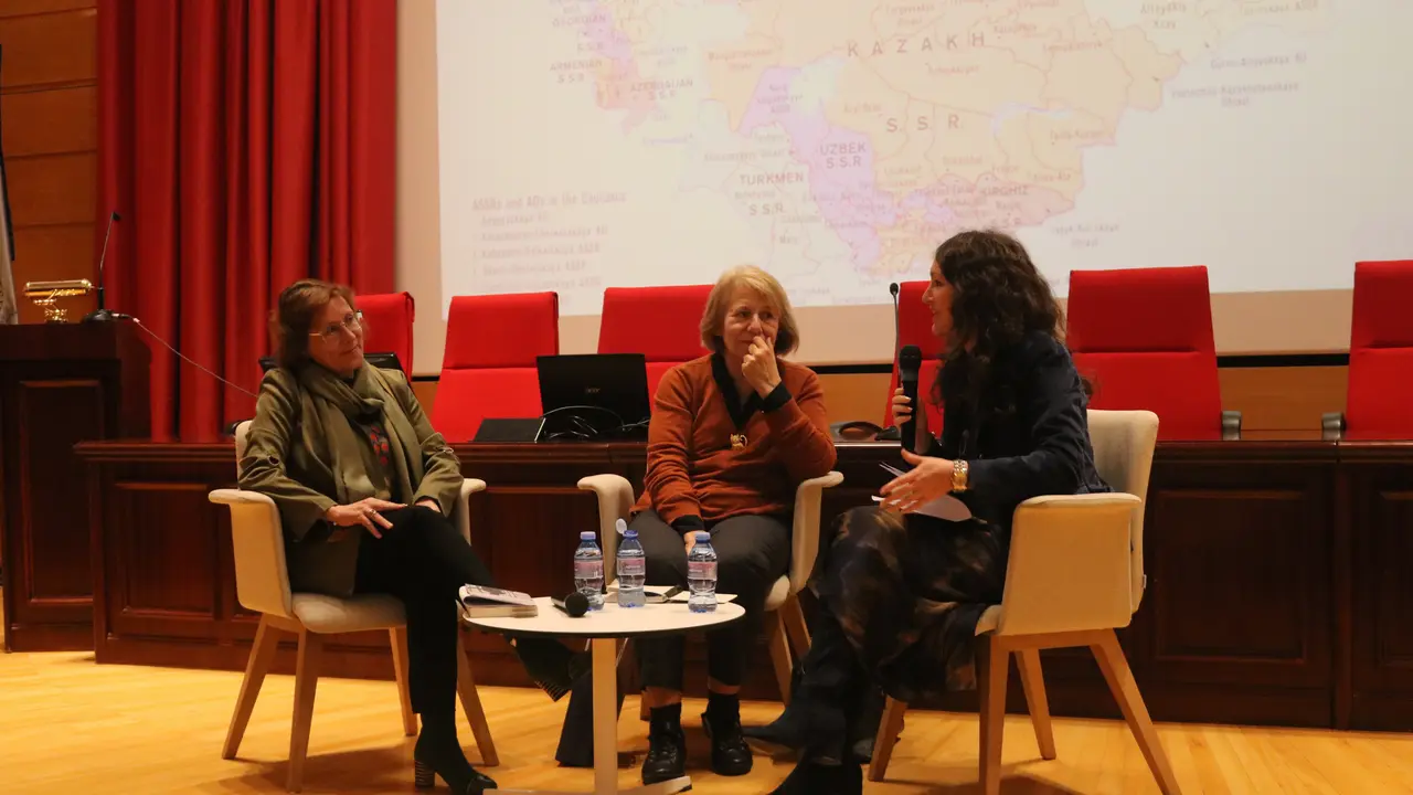 De izquierda a derecha: Mar&iacute;a Isabel Torres, vicedecana de la Facultad de Derecho; Pilar Bonet, periodista invitada; y Bella Palomo, decana de la Facultad de Ciencias de la Comunicaci&oacute;n / UMA