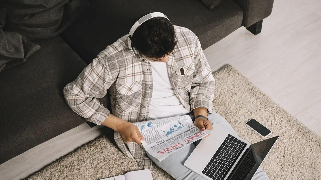 Un adolescente analizando noticias falsas / ENVATO ELEMENTS