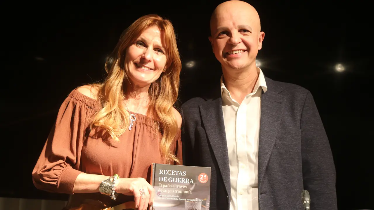 La autora del libro, Berta &Aacute;lvarez Acal, junto al periodista Agust&iacute;n Rivera / UNIVERSITAS