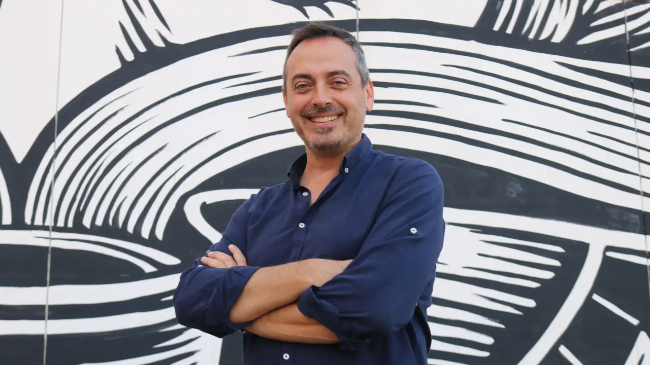 &Iacute;gor Rodr&iacute;guez-Iglesias, frente a la Facultad de Ciencias de la Comunicaci&oacute;n en la Universidad de M&aacute;laga / J.P.