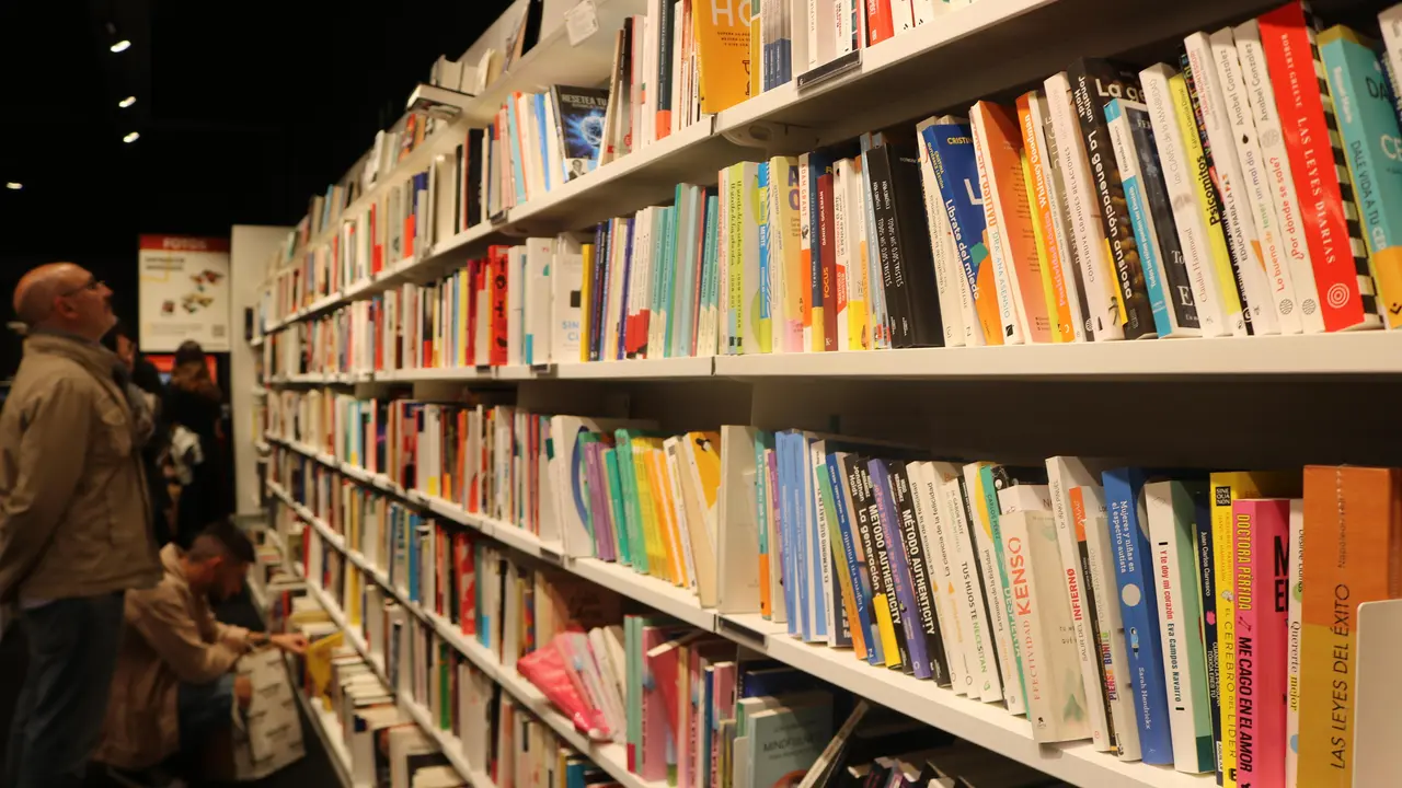 La biblioteca de Fnac en el centro comercial Larios de M&aacute;laga / J.P.