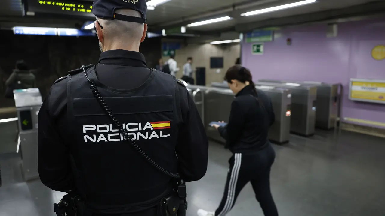 Un polic&iacute;a nacional, en una imagen de archivo / EFE