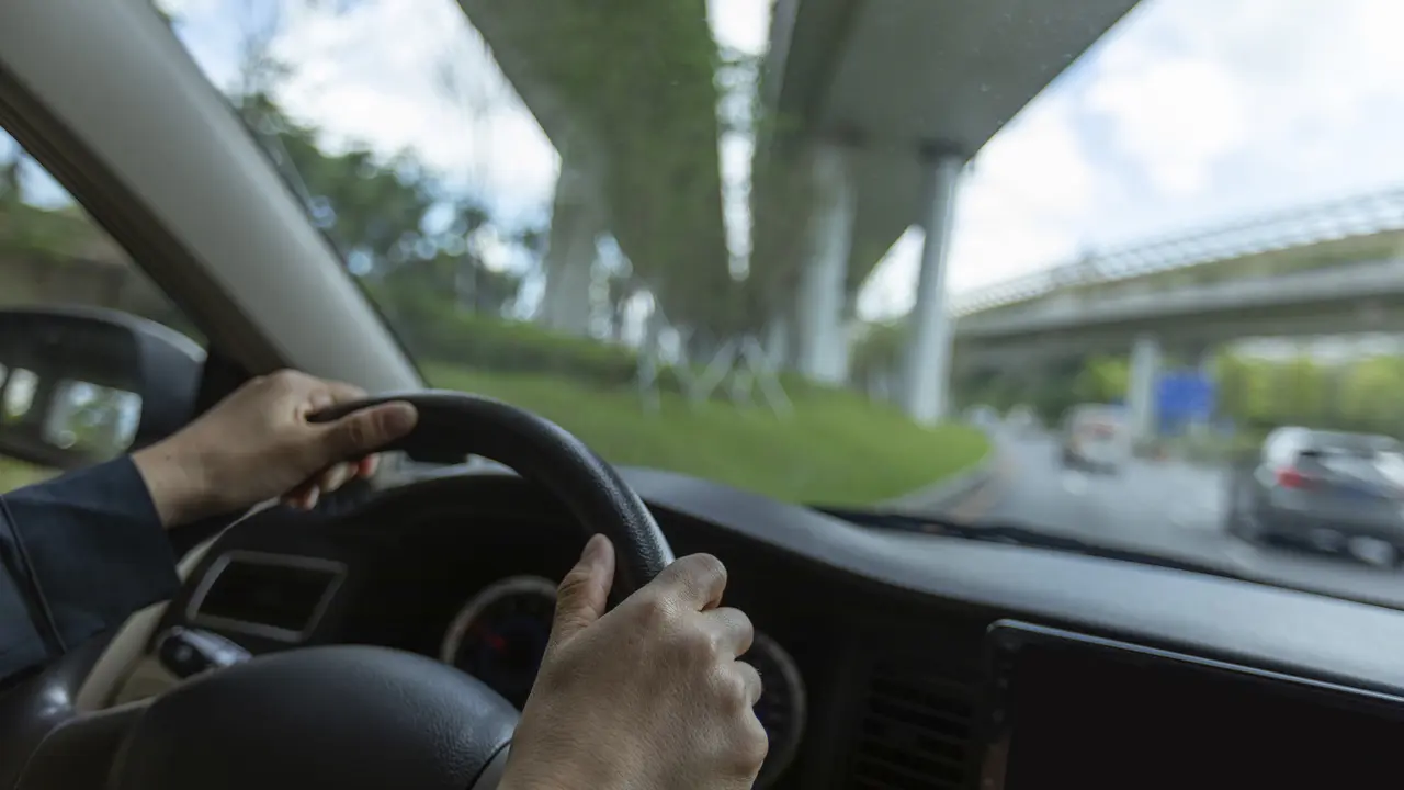 Un conductor al volante, en una imagen de archivo / Envato Elements