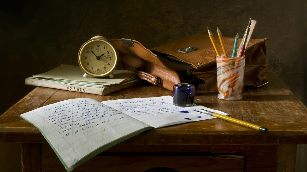 Imagen de un escritorio con un cuaderno abierto / Pexels
