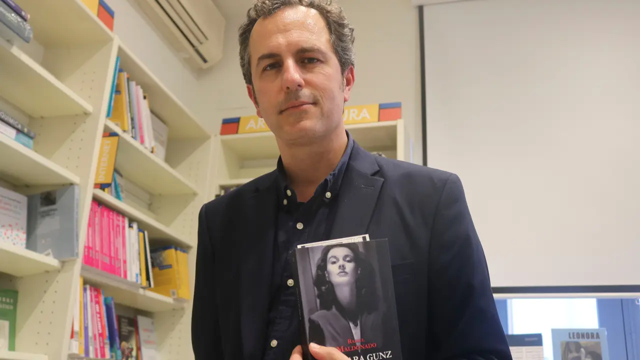 Rafael Maldonado, en la librer&iacute;a Proteo de M&aacute;laga / J.P.