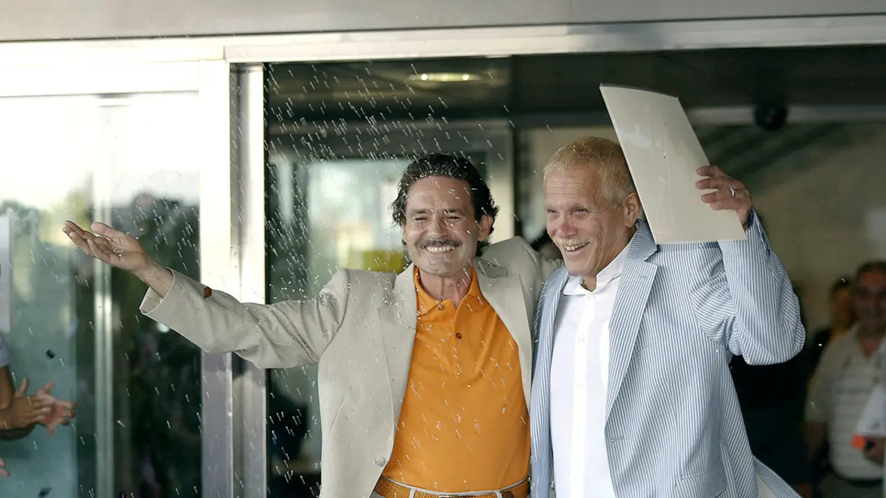 Primera Boda Gay en Espa&ntilde;a Carlos Baturin (Dcha) y Emilio Menendez (Izda) contraen matrimonio en el ayuntamiento de Tres Cantos