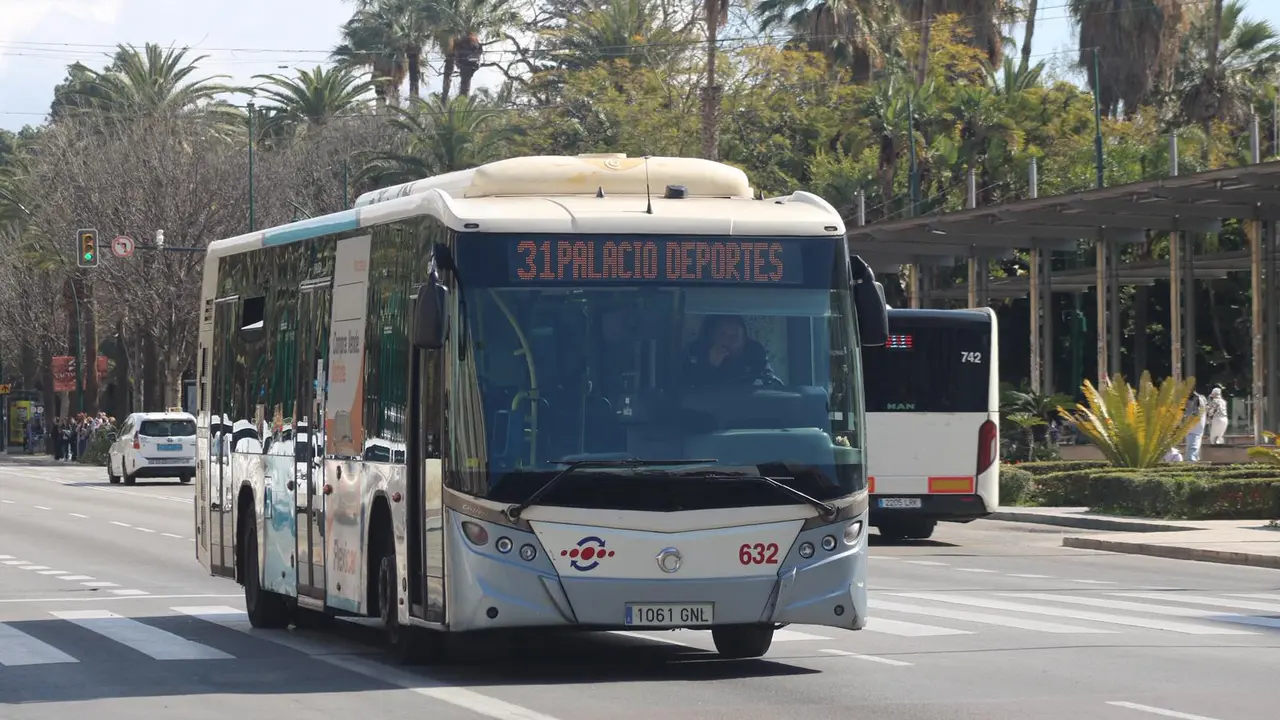 Un autob&uacute;s de la EMT de M&aacute;laga, en una imagen de archivo / Juanma Ponferrada