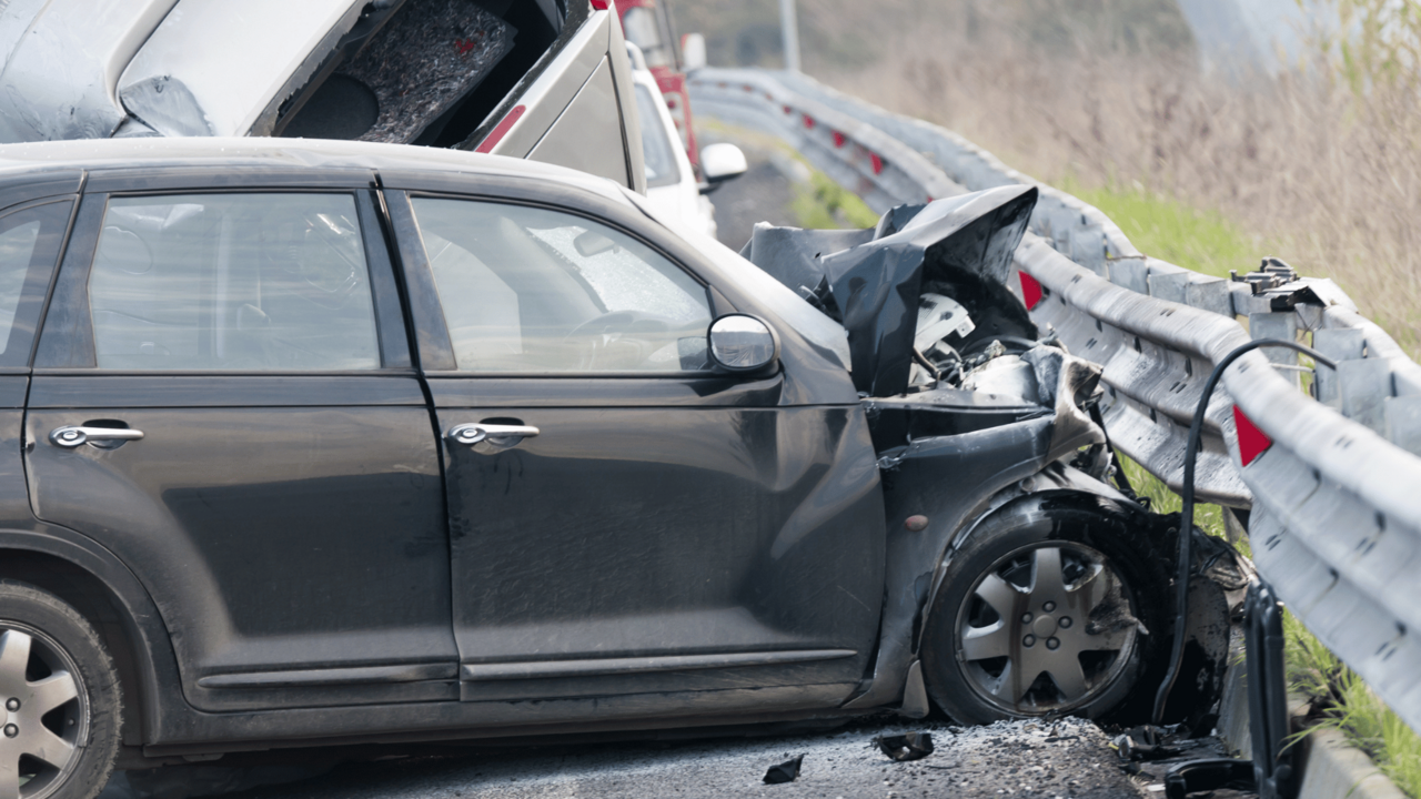 Un veh&iacute;culo accidentado, en una imagen de archivo / Canva Ed.