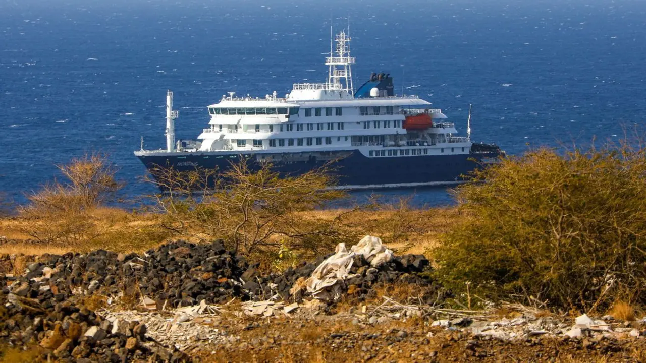 El crucero 'MV Hondius', en una imagen del pasado lunes / EFE | EPA (Elton Monteiro)