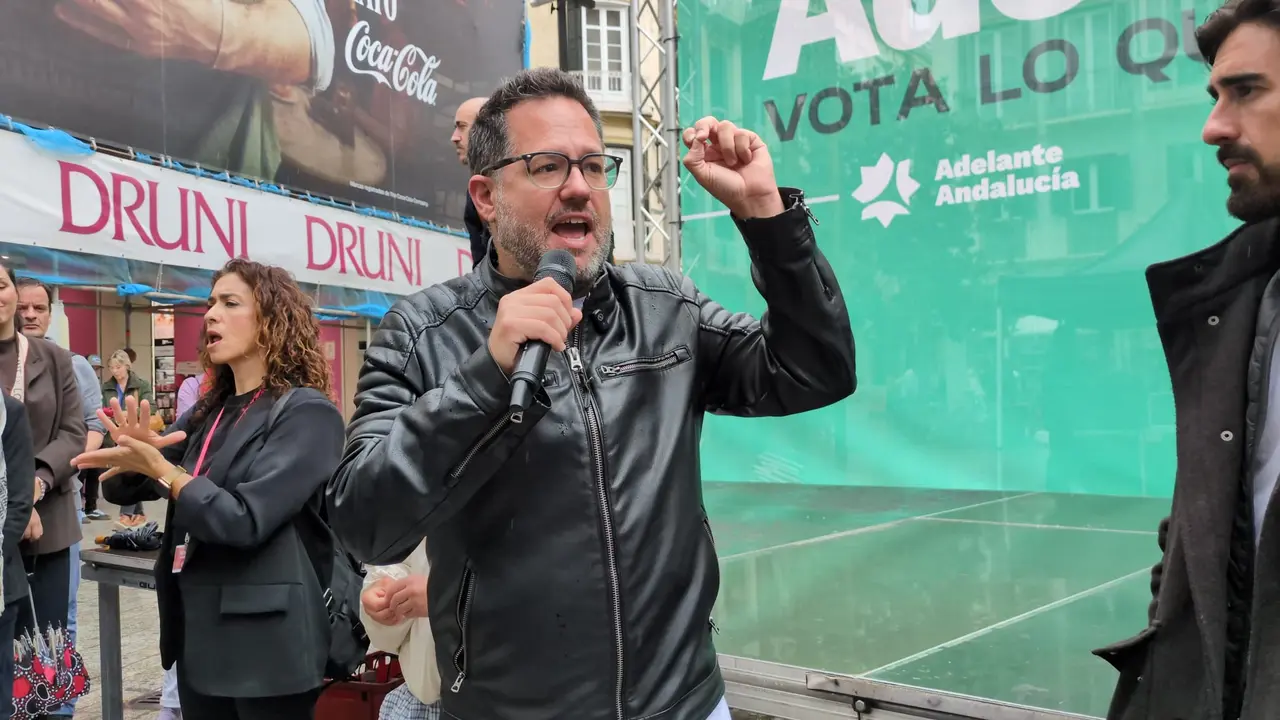 El candidato de Adelante Andaluc&iacute;a, Jos&eacute; Ignacio Garc&iacute;a, en un mitin en M&aacute;laga / Samuel Saborido