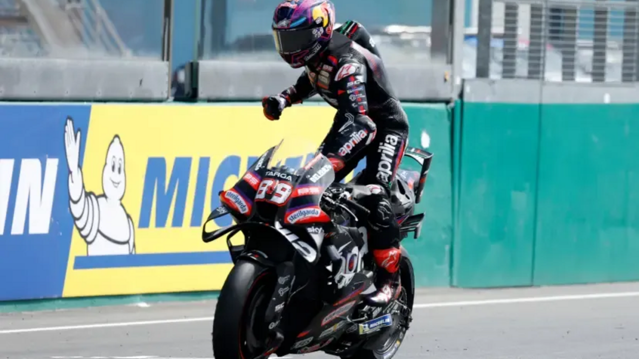 Jorge Mart&iacute;n celebra su triunfo en Le Mans / EFE (Yoan Valat)