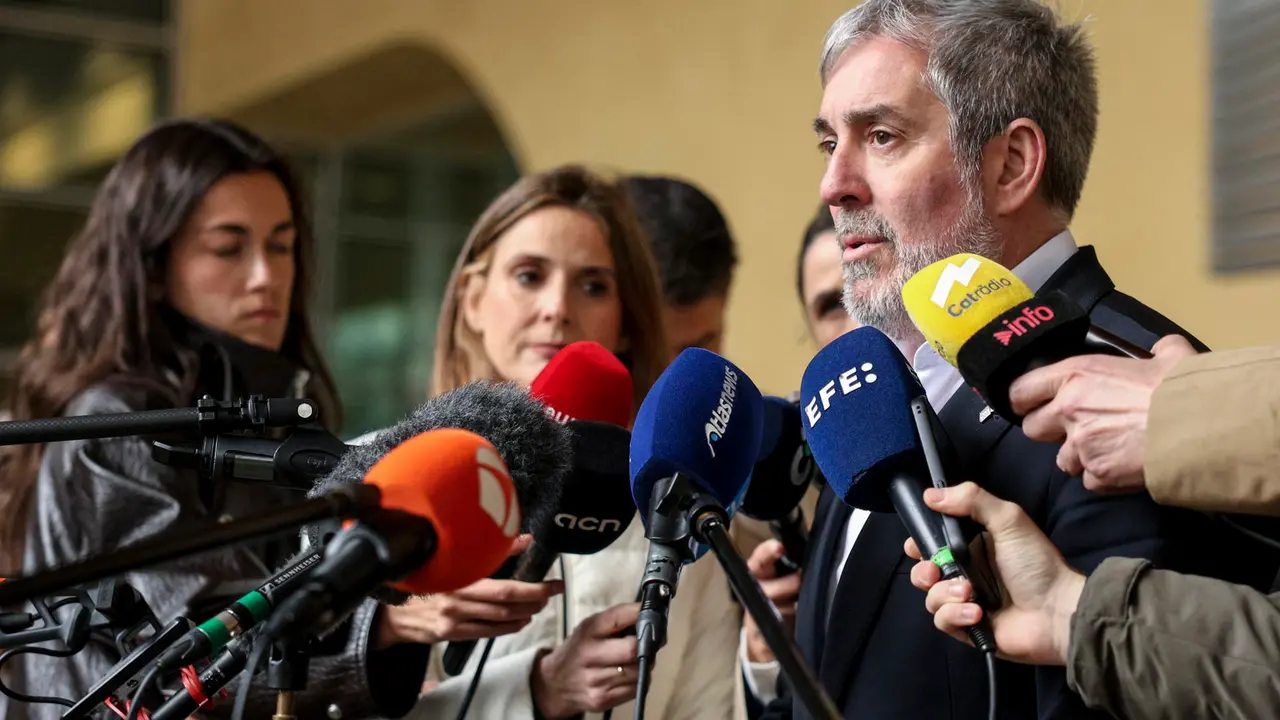 Fernando Clavijo, presidente de Canarias, en una declaraci&oacute;n ante los medios / EFE