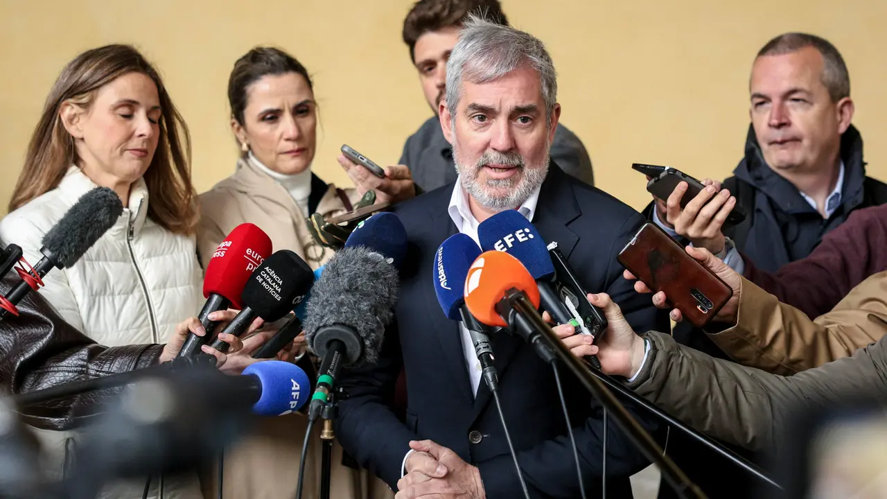 Fernando Clavijo, presidente de Canarias, en una declaraci&oacute;n ante los medios / EFE