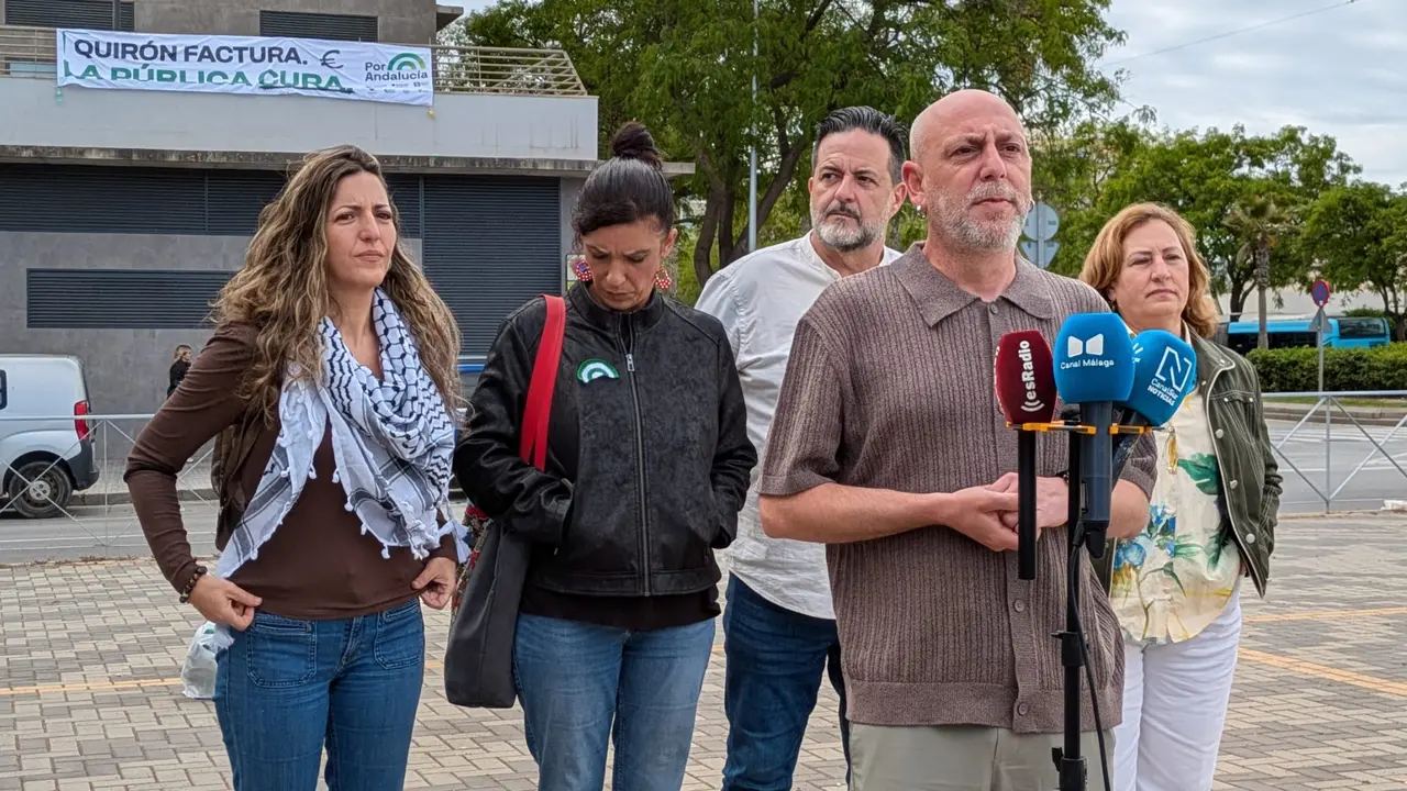 El 'n&uacute;mero uno' de Por Andaluc&iacute;a en M&aacute;laga, Ernesto Alba, acompa&ntilde;ado por la 'n&uacute;mero dos' de la coalici&oacute;n, Micaela Jim&eacute;nez, y el exeurodiputado de IU Manu Pineda / Samuel Saborido