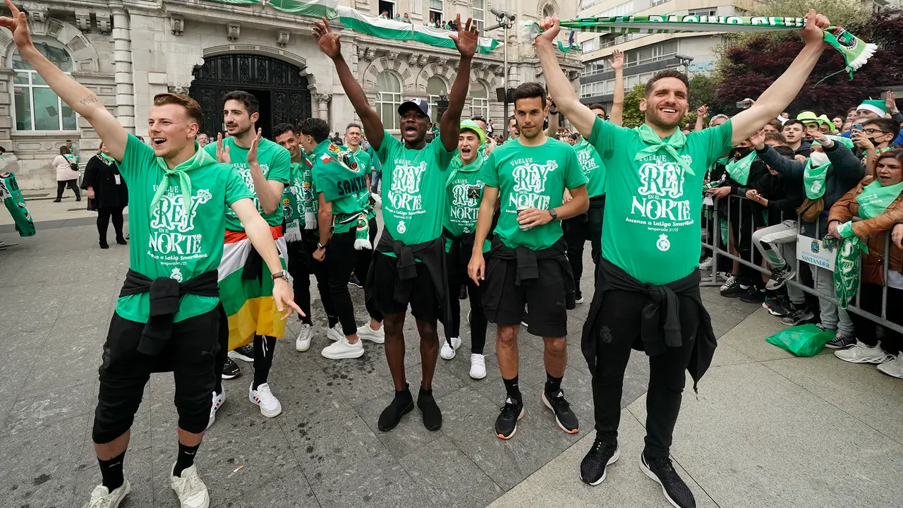 El Racing de Santander celebrando su ascenso a Segunda Divisi&oacute;n en 2022 en el Ayuntamiento / Racing de Santander