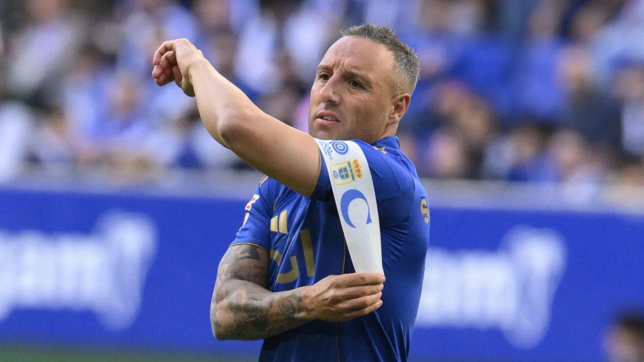 Santi Cazorla quit&aacute;ndose el brazalete de capit&aacute;n del Real Oviedo / EFE (Eloy Alonso)