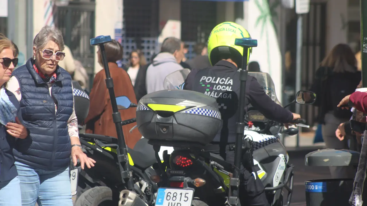 Un agente de la Polic&iacute;a Local de M&aacute;laga, en una imagen de archivo / Juanma Ponferrada