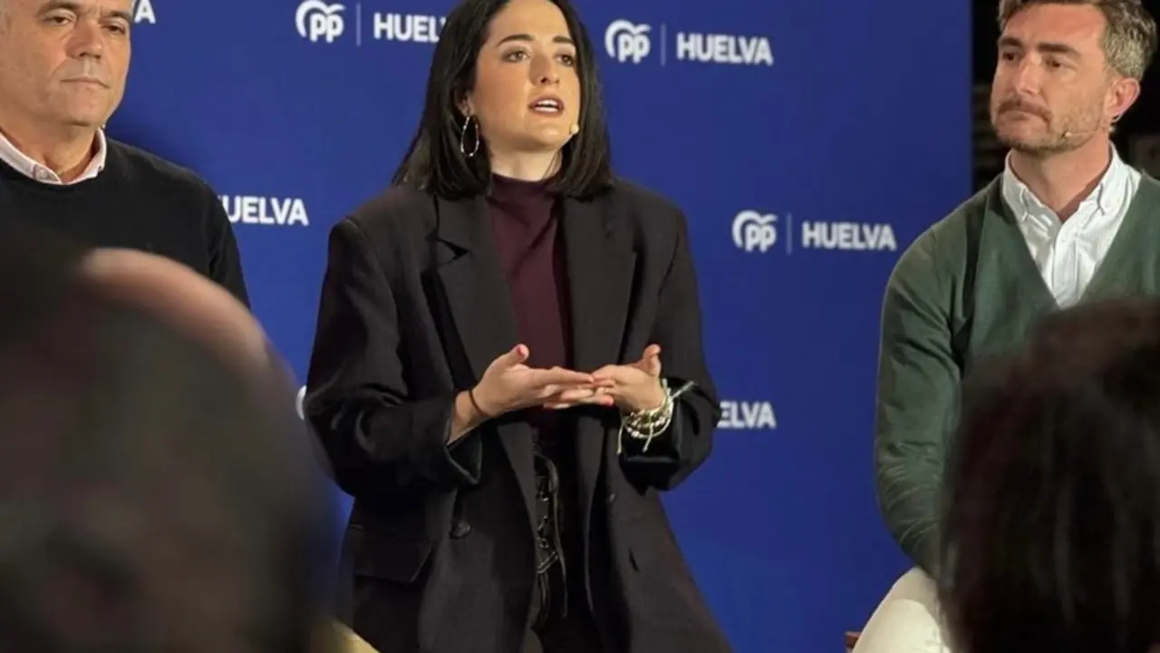 La presidenta de las NNGG de Andaluc&iacute;a, Mar&iacute;a Jes&uacute;s Carmona, acompa&ntilde;ada de compa&ntilde;eros de la organizaci&oacute;n en un acto en Huelva / NNGG Andaluc&iacute;a (Instagram)