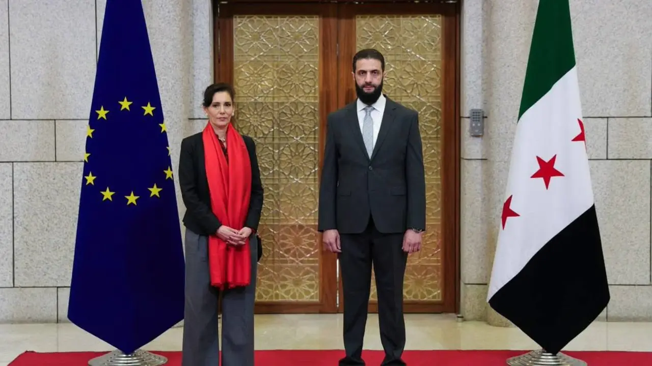 El actual presidente de la Rep&uacute;blica &Aacute;rabe Siria, Ahmed al Sharaa, junto a la Comisaria europea de Igualdad, Hadja Lahbib, en Damasco. SANA/MHD Ibrahim