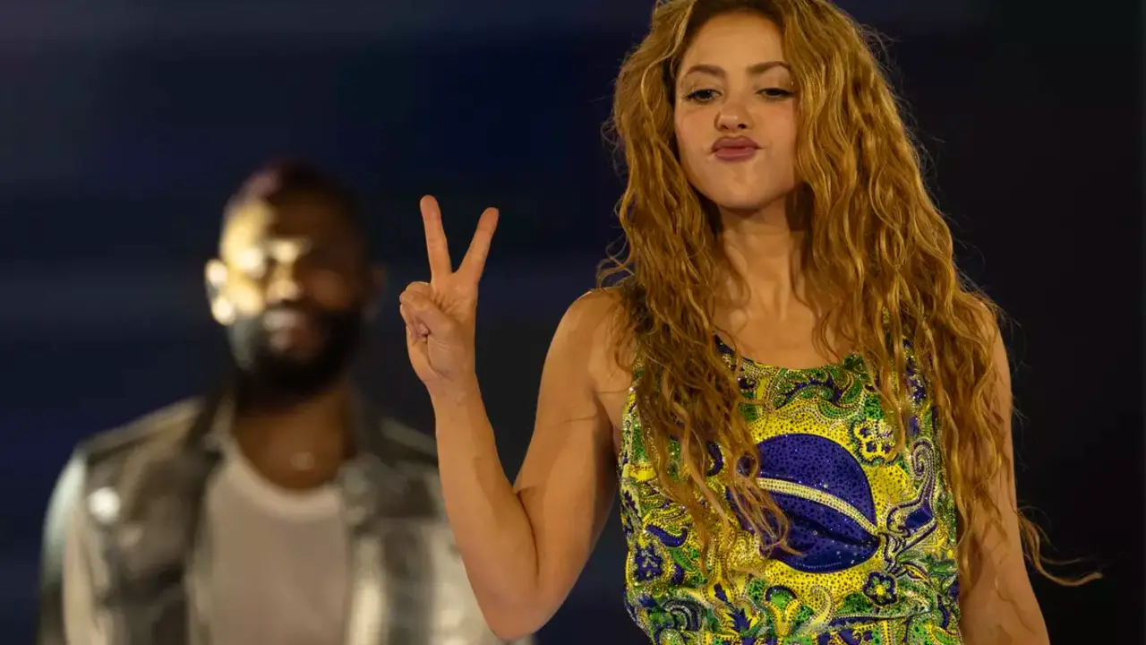 La cantante colombiana Shakira en la playa de Copacabana en R&iacute;o de Janeiro (Brasil) el pasado 2 de mayo / EFE