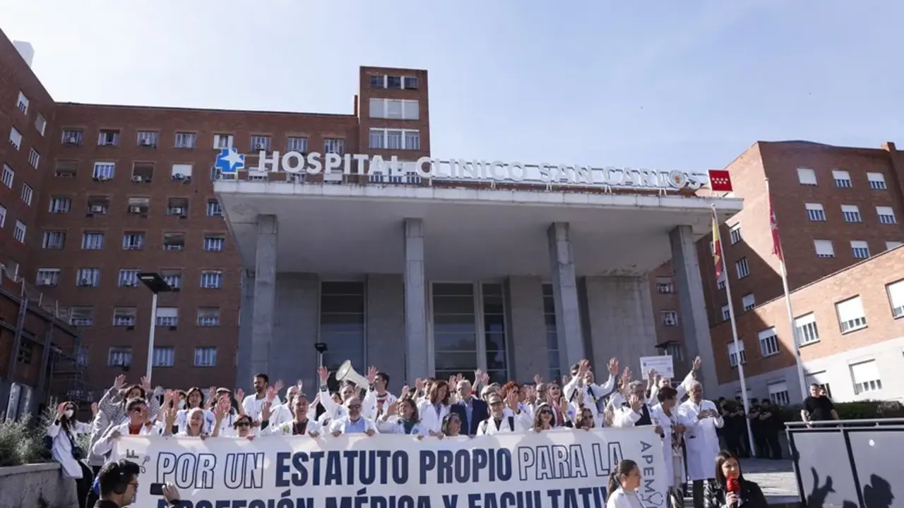 Concentraci&oacute;n de m&eacute;dicos que retoman la cuarta semana de huelga indefinida intermitente / EFE