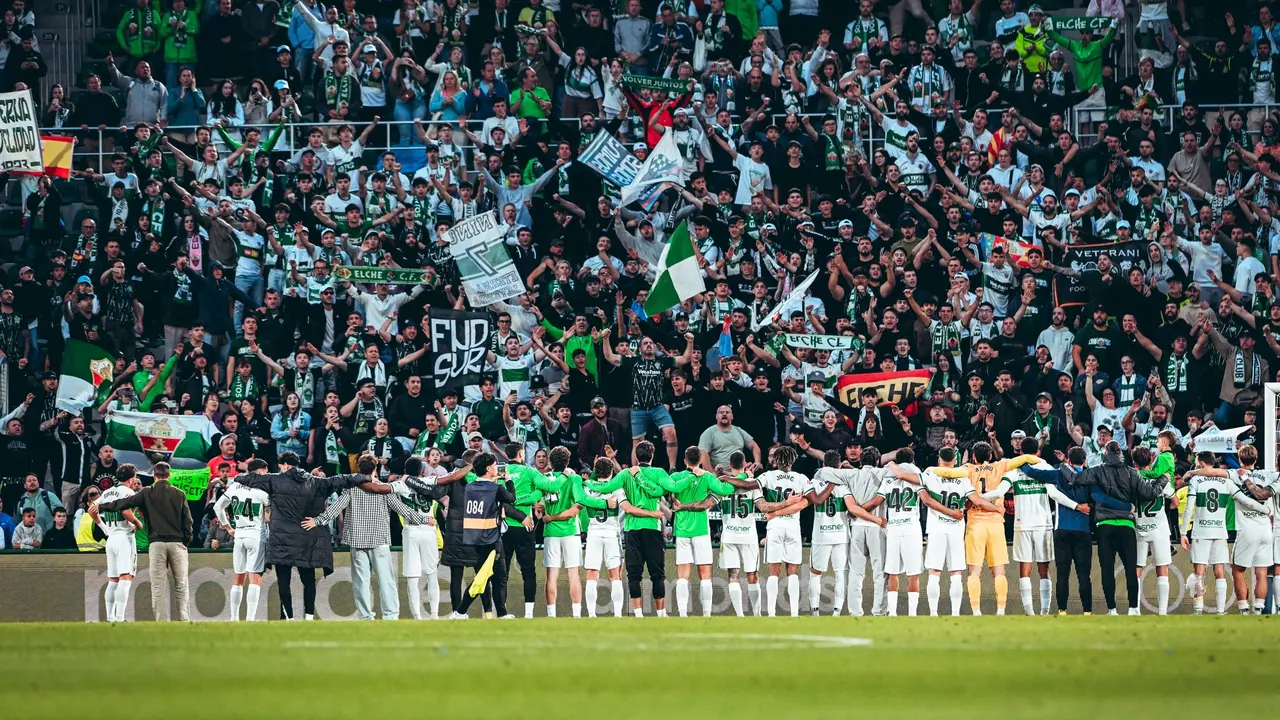 Los jugadores del Elche celebrando junto a su afici&oacute;n la victoria ante el Getafe / Elche CF v&iacute;a X
