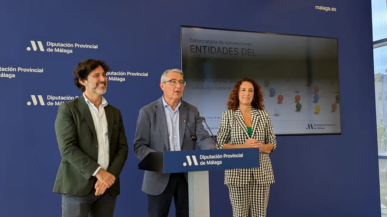 El presidente de la Diputaci&oacute;n de M&aacute;laga, Francisco Salado, junto a la vicepresidenta tercera, Antonia Ledesma, y el diputado provincial del Tercer Sector, Francisco Jos&eacute; Mart&iacute;n / Samuel Saborido