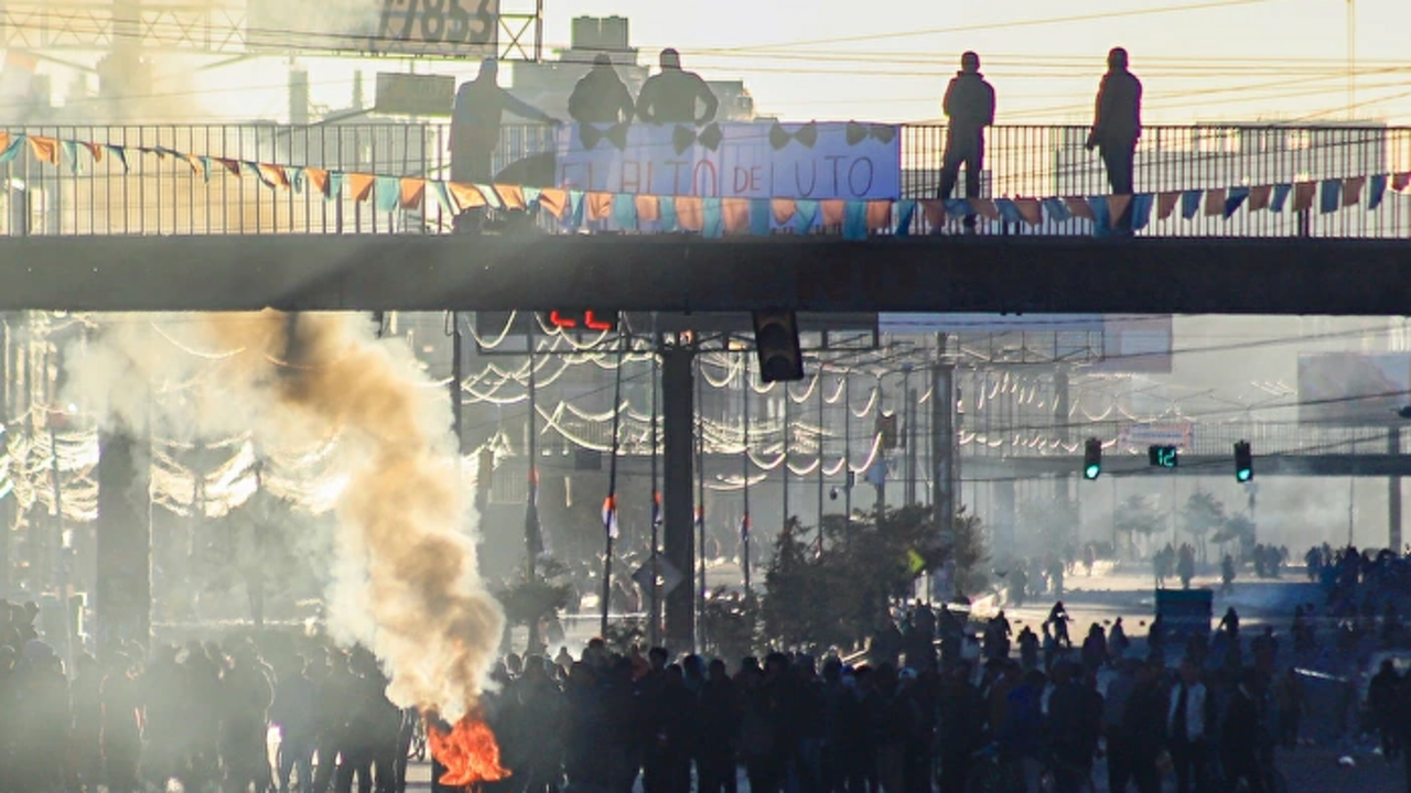 Bloqueo de un carretera de El Alto (Bolivia). | EFE