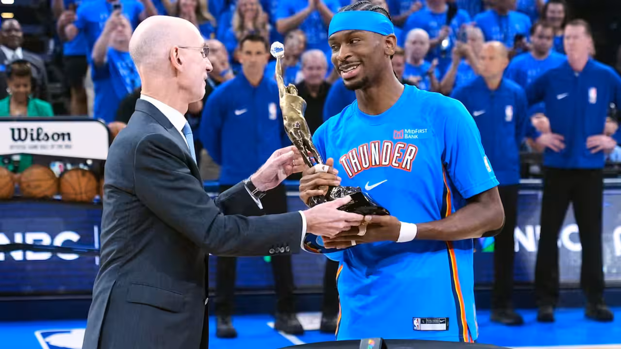 Shai Gilgeous-Alexander recibe el trofeo del MVP- La Nacion