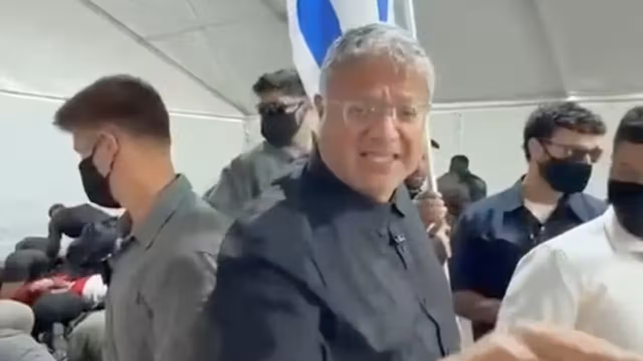 El ministro de Seguridad israel&iacute;, Ben Gvir, en el v&iacute;deo con los activistas de la flotilla.