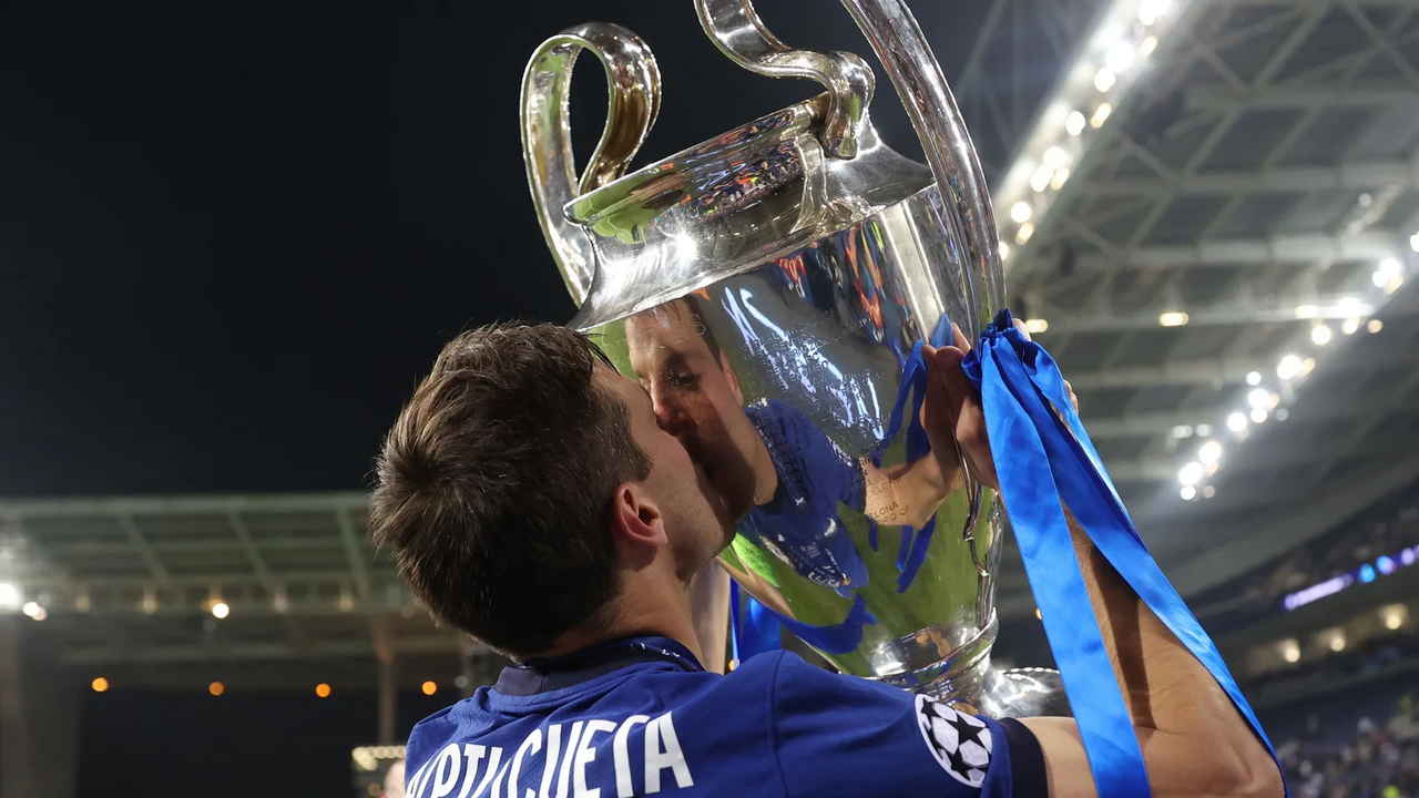 Azpilicueta con el trofeo de la Champions 2020-21