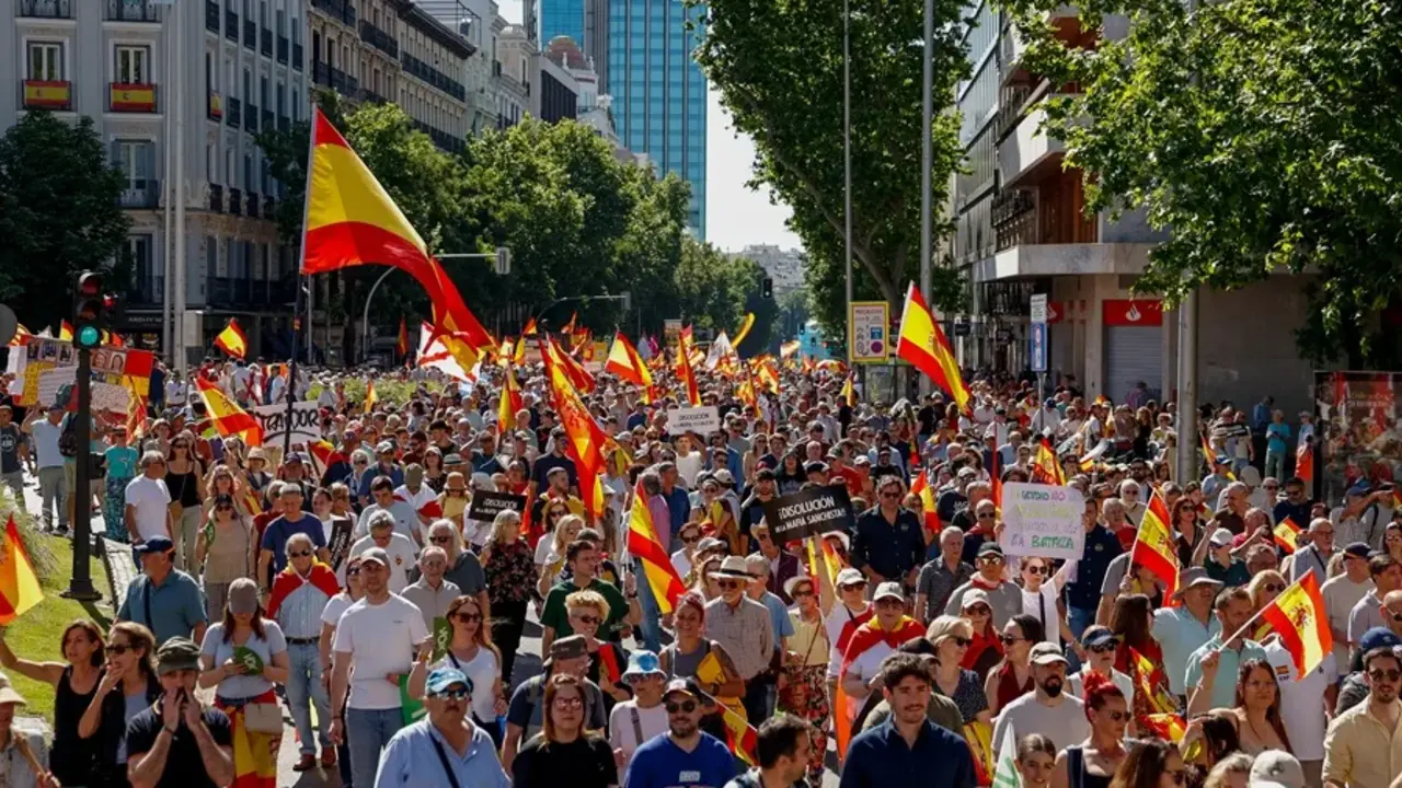 Vista general de la "marcha por la dignidad" para pedir la dimisi&oacute;n del presidente del Gobierno, Pedro S&aacute;nchez / EFE - Daniel Gonz&aacute;lez