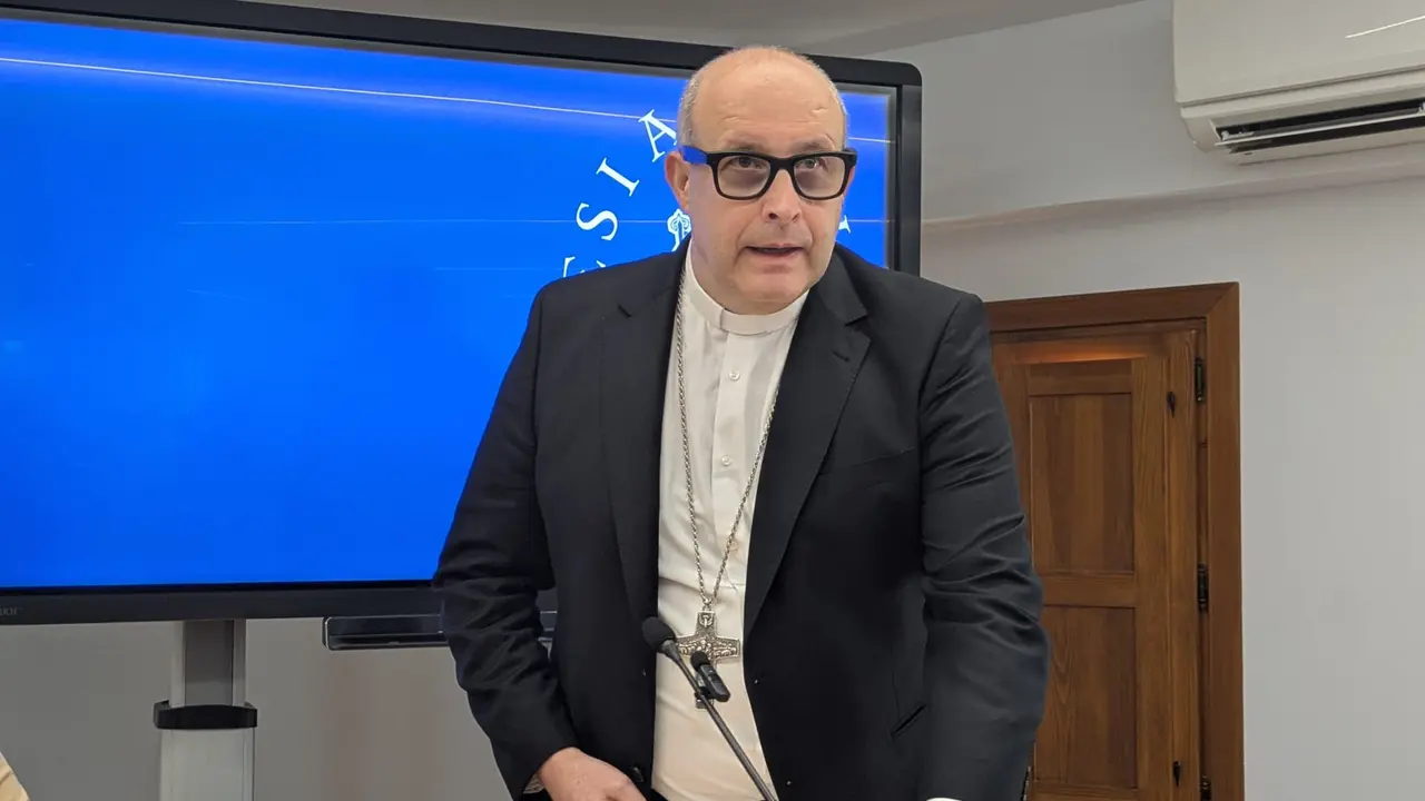 Jos&eacute; Antonio Satu&eacute;, obispo de M&aacute;laga, en una comparecencia este viernes / Samuel Saborido