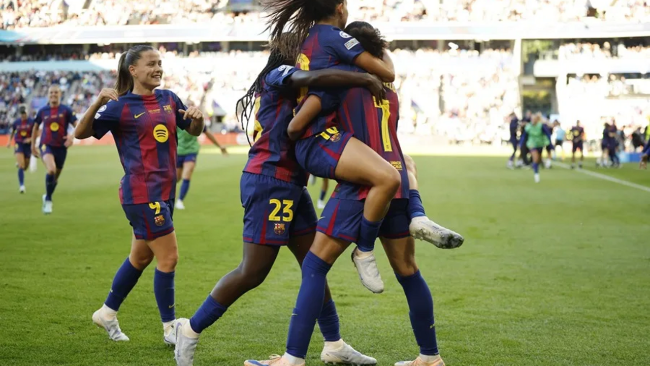 Las jugadoras del Bar&ccedil;a celebrando uno de los tantos en la final de la WCL