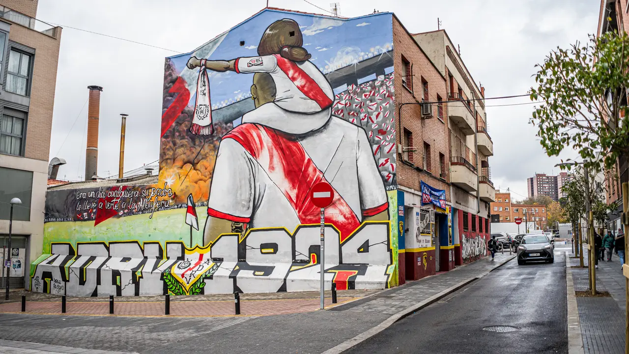 DVD1244 (13/12/24) Estadio Rayo Vallecano: Mural en los exteriores del Estadio de Vallecas.