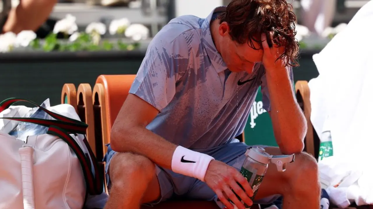 Sinner refresc&aacute;ndose en el partido ante Cer&uacute;ndolo en Roland Garros