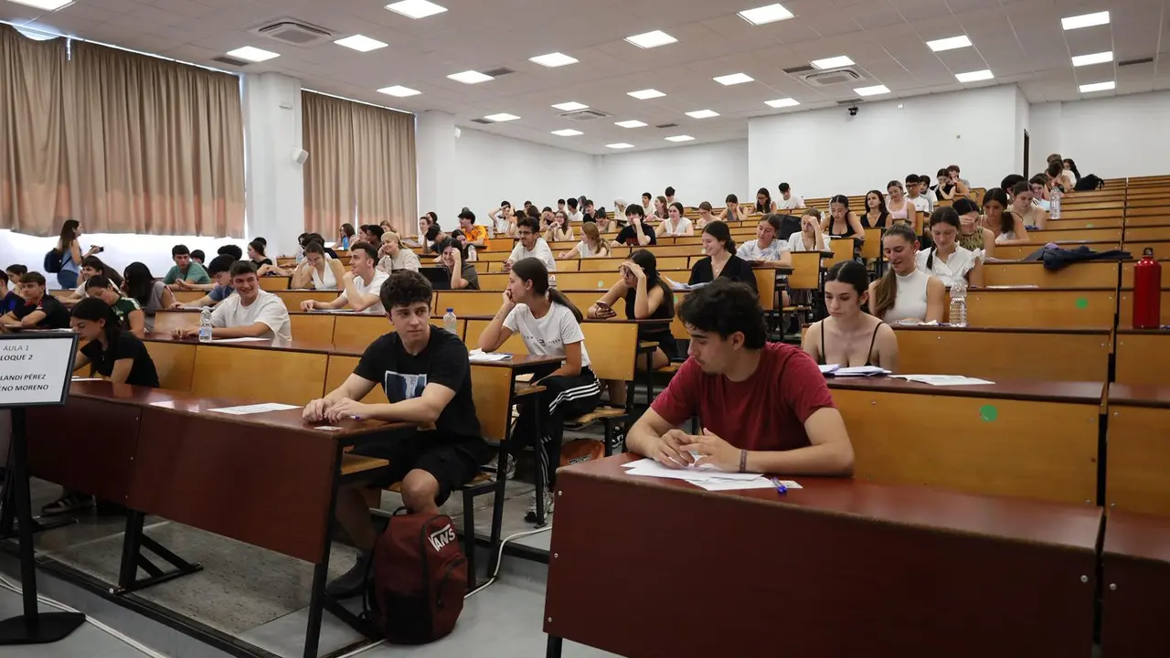 Estudiantes enfrent&aacute;ndose a la PAU este martes, en M&aacute;laga / Juanma Ponferrada